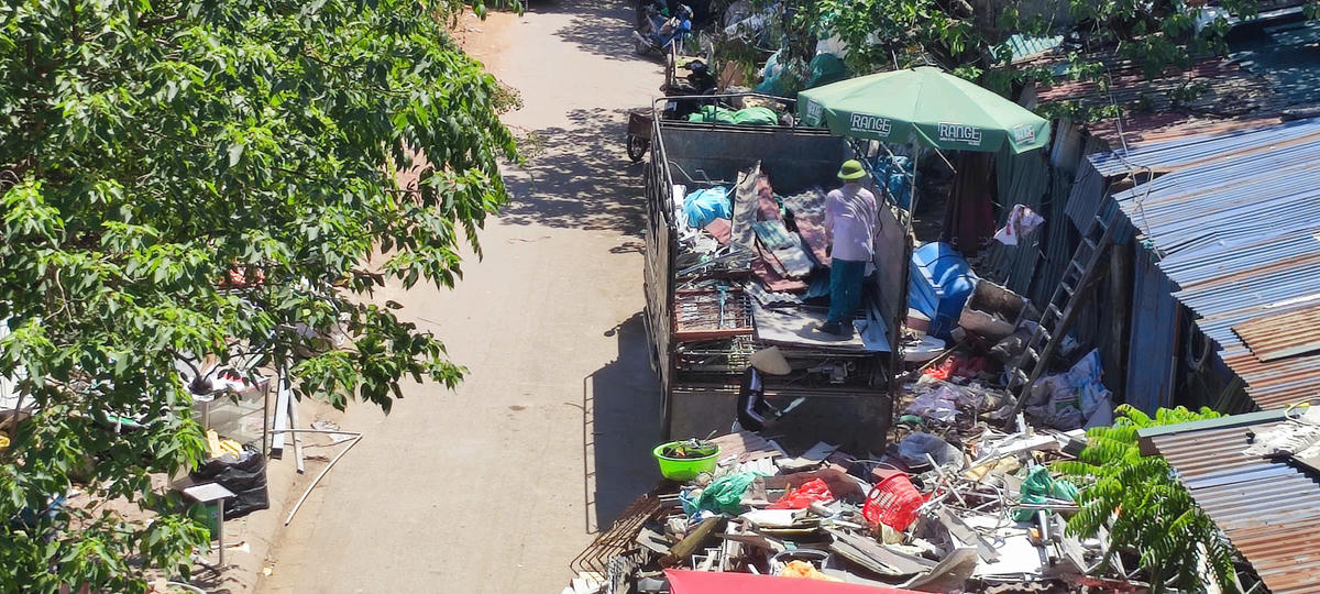 Để có thu nhập 1 triệu đồng/ngày anh Nguyễn Văn An phải làm dưới cái nắng gay gắt từ sáng sớm đến tối muộn mới được nghỉ. Ảnh: Thanh Bình