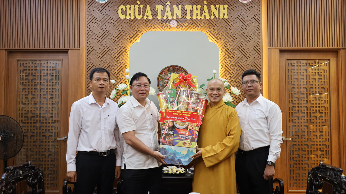 Ông Lê Trí Thanh chúc mừng Thượng tọa Thích Đạo Lực, Phó trưởng Ban Trị sự Giáo hội Phật giáo Việt Nam TP Đà Nẵng, trụ trì chùa Tân Thành. Ảnh: Thái Cường.