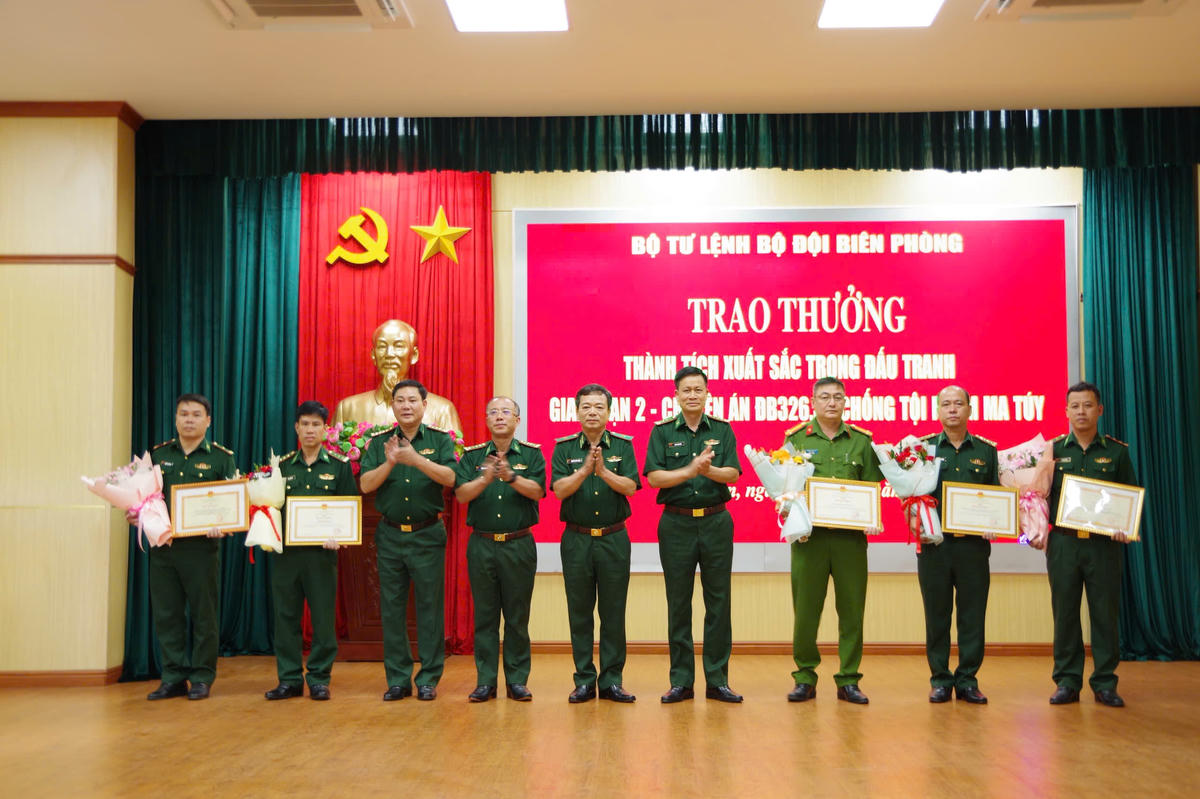 Thiếu tướng Nguyễn Văn Thiện, Phó Tư lệnh Bộ đội Biên phòng trao thưởng cho các lực lượng, chiến sĩ xuất sắc trong thực hiện nhiệm vụ. Ảnh: Anh Dũng