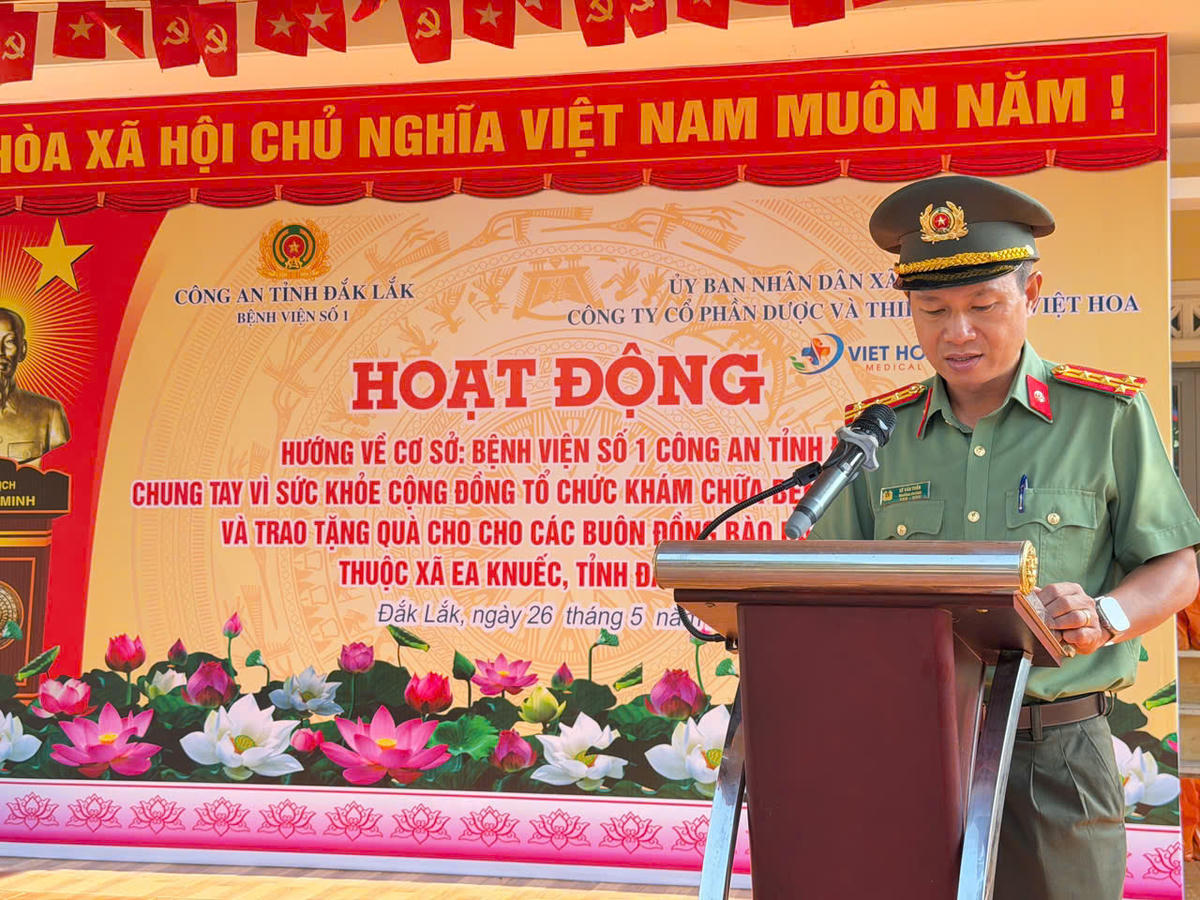 Đại tá Lê Văn Tuấn- Giám đốc Bệnh viện số 1 Công an tỉnh Đắk Lắk phát biểu tại buổi khám chữa bệnh. Ảnh:CA.