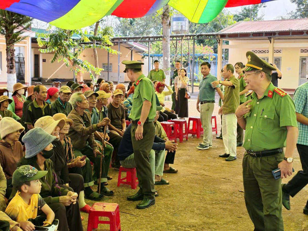 Ngay từ sáng sớm, bà con ở các buôn làng đã có mặt đông đủ để chờ được khám bệnh. Ảnh: CA.