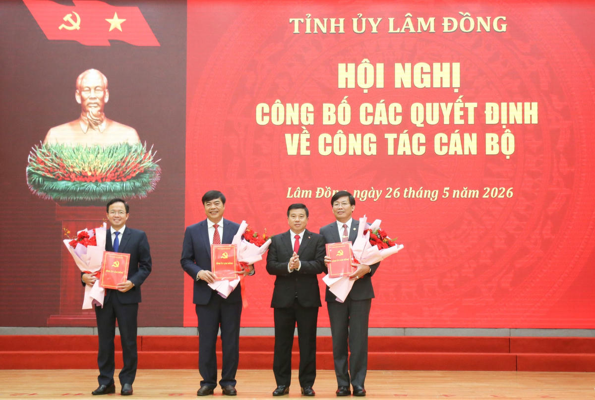 Ông Y Thanh Hà Niê Kđăm, Bí thư Tỉnh ủy tỉnh Lâm Đồng, trao quyết định và hoa chúc mừng cho các cán bộ được bổ nhiệm.