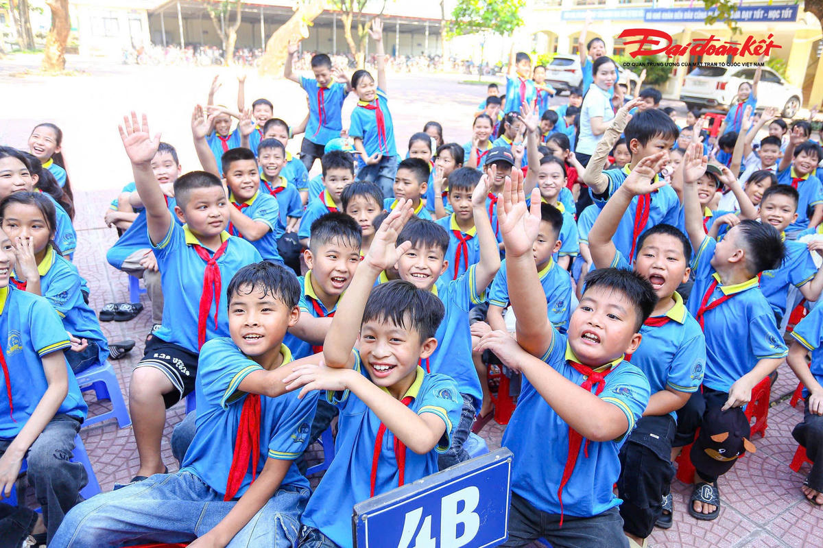 Cảnh sát giao thông tuyên truyền kỹ năng phòng chống đuối nước cho học sinh xã đảo Minh Châu