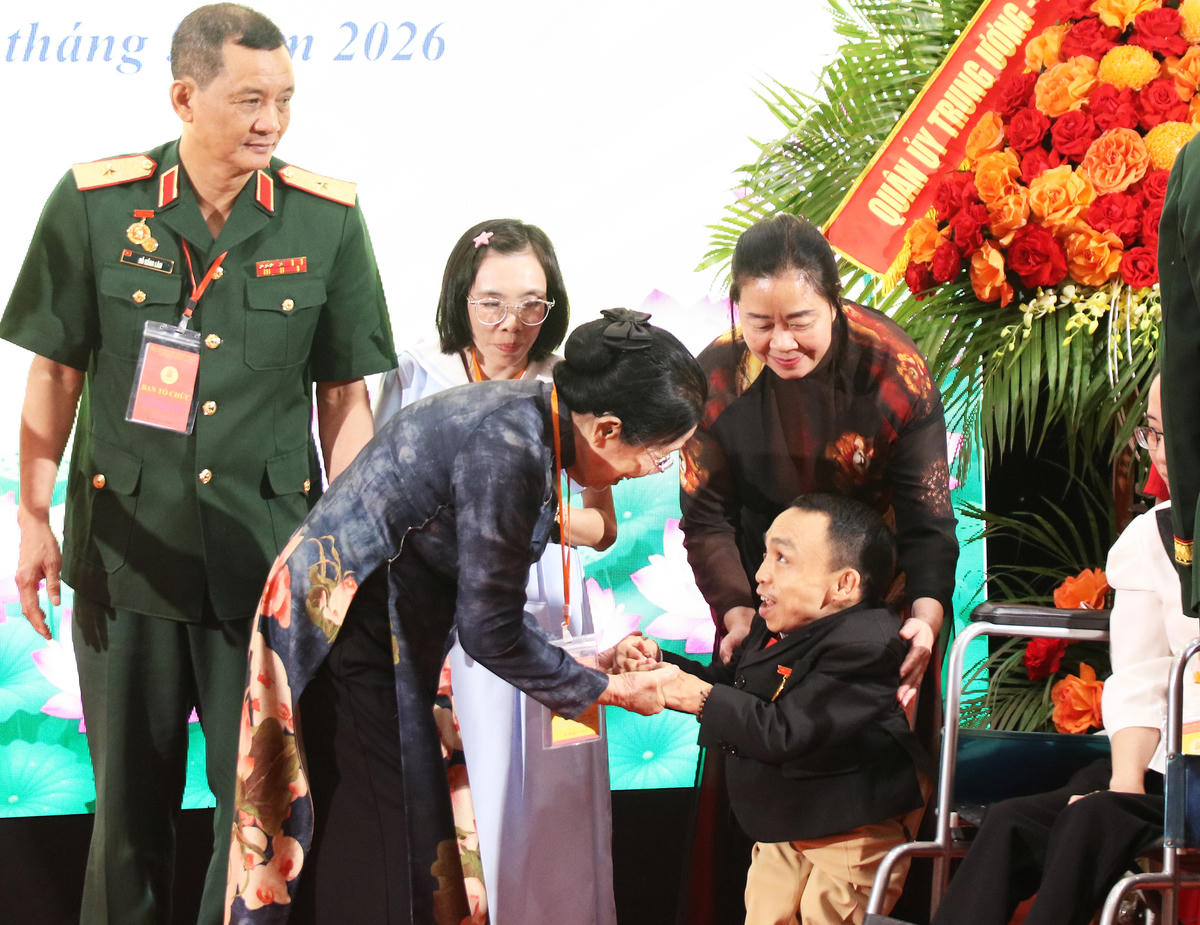 Chủ tịch Bùi Thị Minh Hoài gặp gỡ, thăm hỏi các nạn nhân chất độc da cam/dioxin tham dự Đại hội. Ảnh: Tiến Đạt.