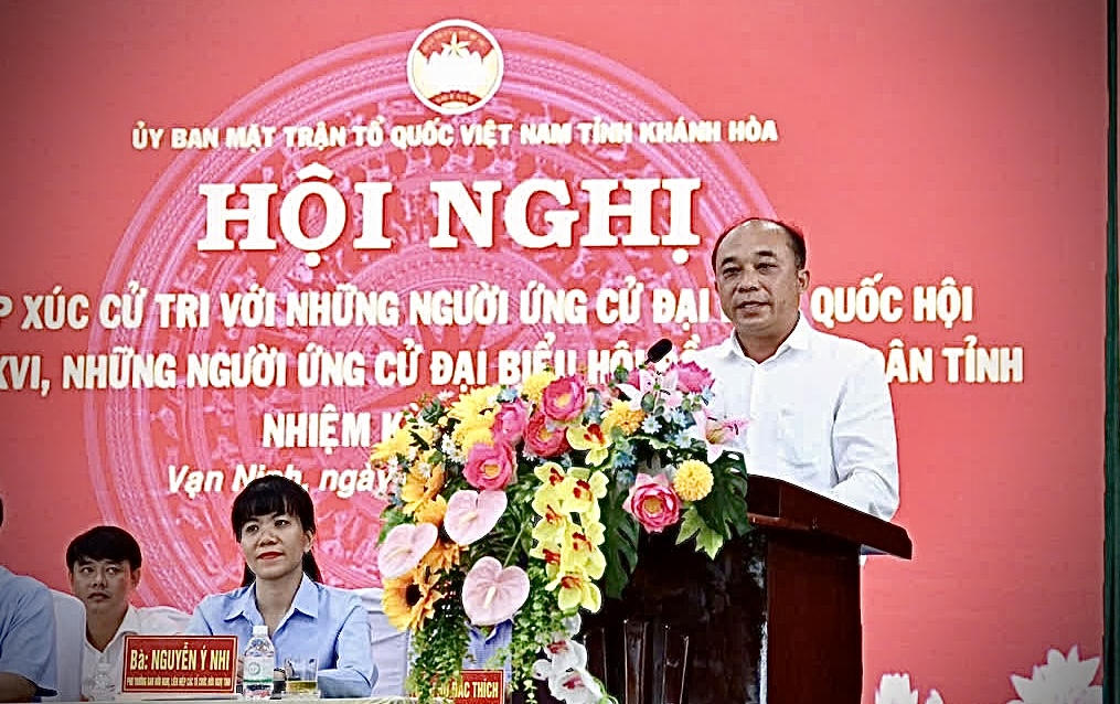 Ông Nguyễn Quang Duy là chủ doanh nghiệp DT, là đại biểu HĐND tỉnh Khánh Hòa đang tiếp xúc cử tri (ảnh Thùy Trang).