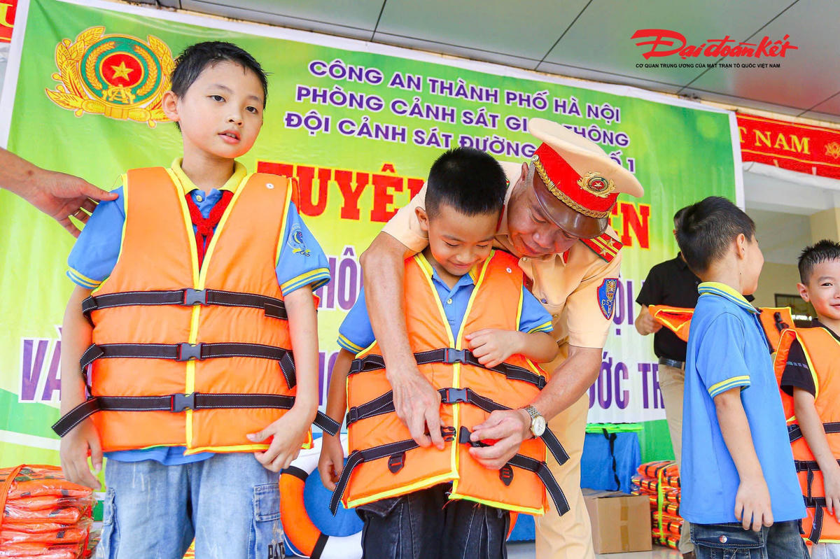 Cảnh sát giao thông tuyên truyền kỹ năng phòng chống đuối nước cho học sinh xã đảo Minh Châu