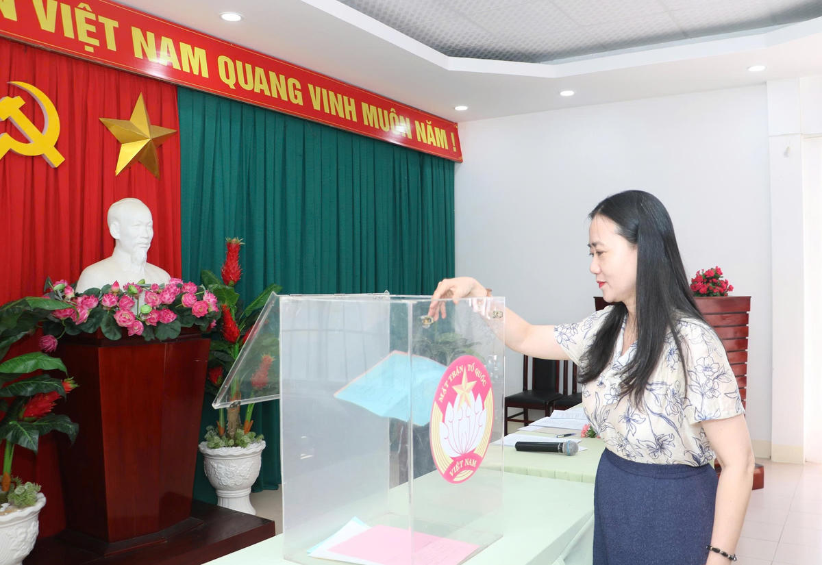 Các đại biểu tham gia bỏ phiếu quy hoạch các chức danh.