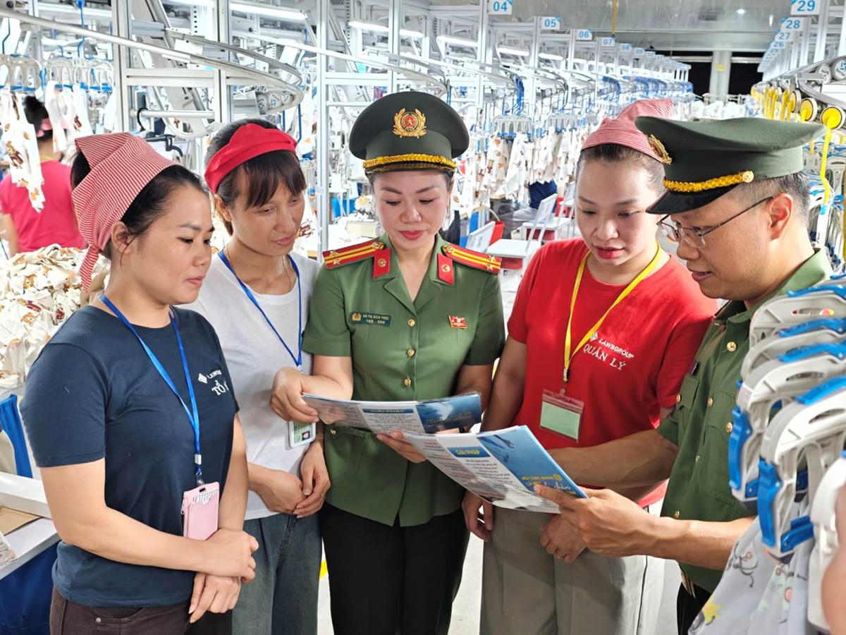 Công an Hà Nội: Tích cực tuyên truyền, phổ biến pháp luật cho công nhân 