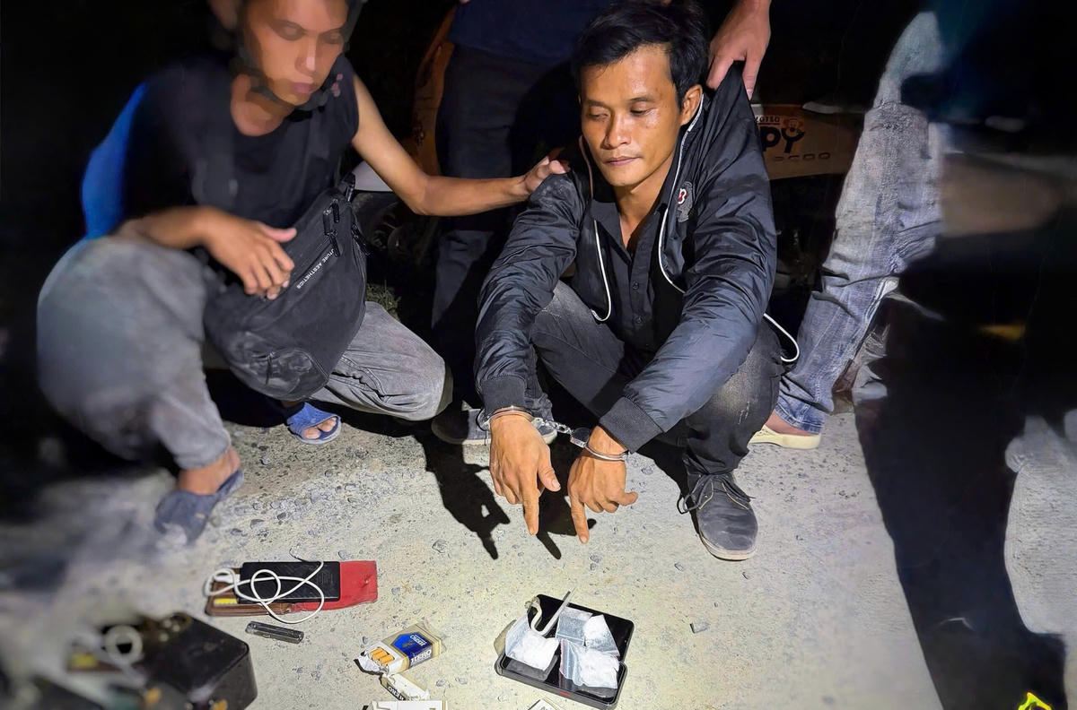 Nguyễn Chí Khang cùng tang vật. Ảnh: CACC