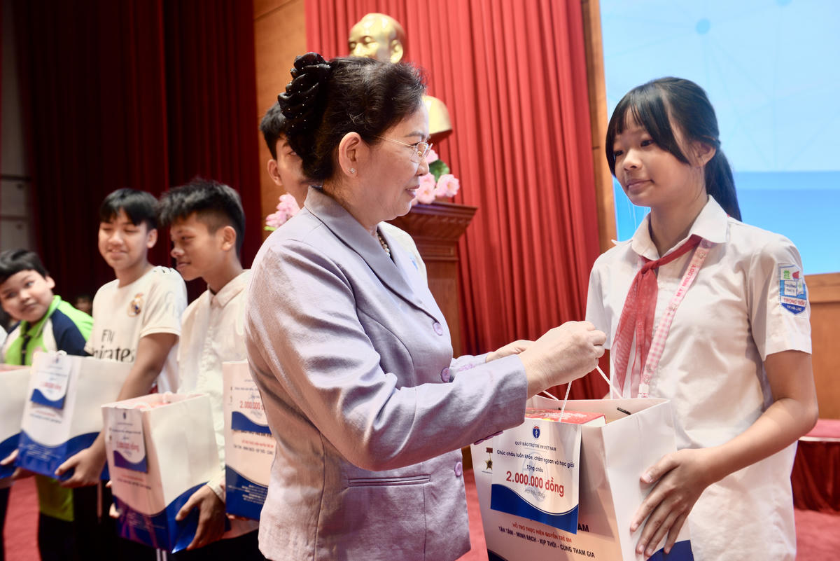 Phó Chủ tịch UBTƯ MTTQ Việt Nam, Chủ tịch Hội LHPN Việt Nam Lê Thị Thủy&nbsp;trao quà cho trẻ em có hoàn cảnh đặc biệt.