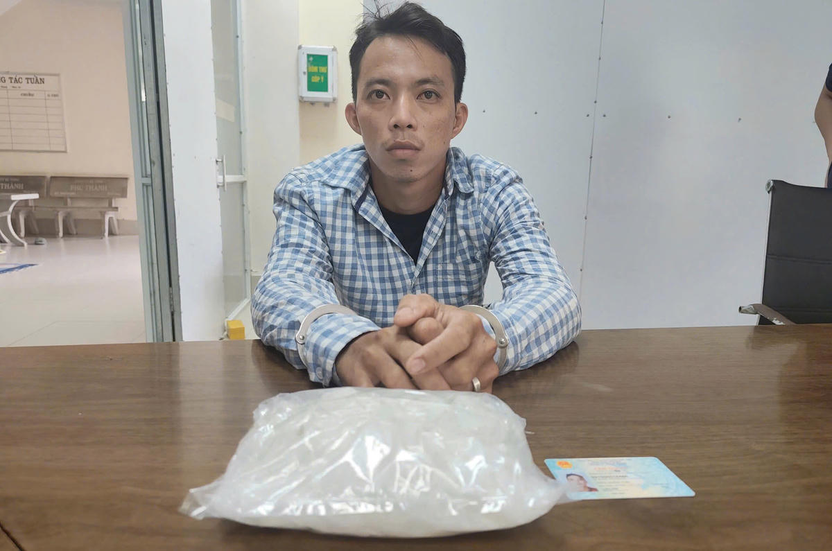 Trần Quốc Thái cùng tang vật. Ảnh: CACC