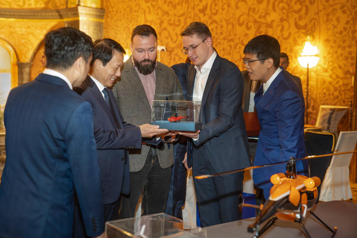 Đại tướng Lương Tam Quang, Bộ trưởng Bộ Công an tham quan khu vực trưng bày&nbsp;và giới thiệu công nghệ thuộc khuôn khổ sự kiện.