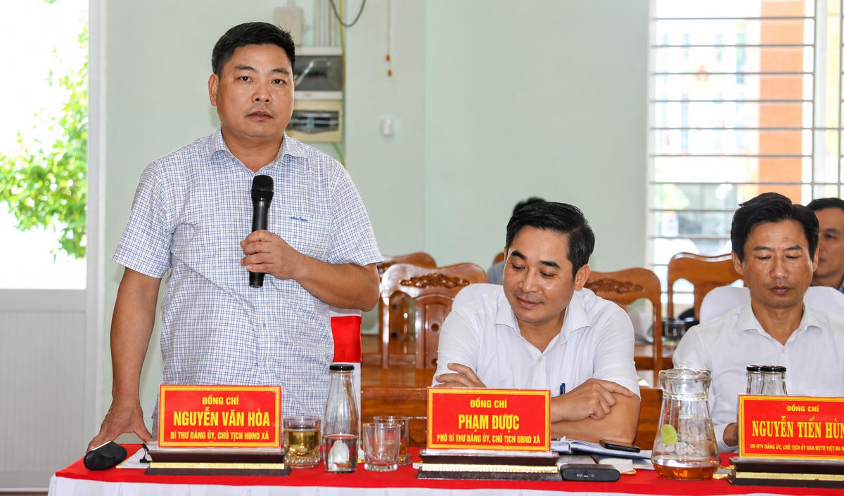 Lãnh đạo xã Duy Nghĩa trình bày ý kiến tại buổi làm việc. Ảnh: CĐ.