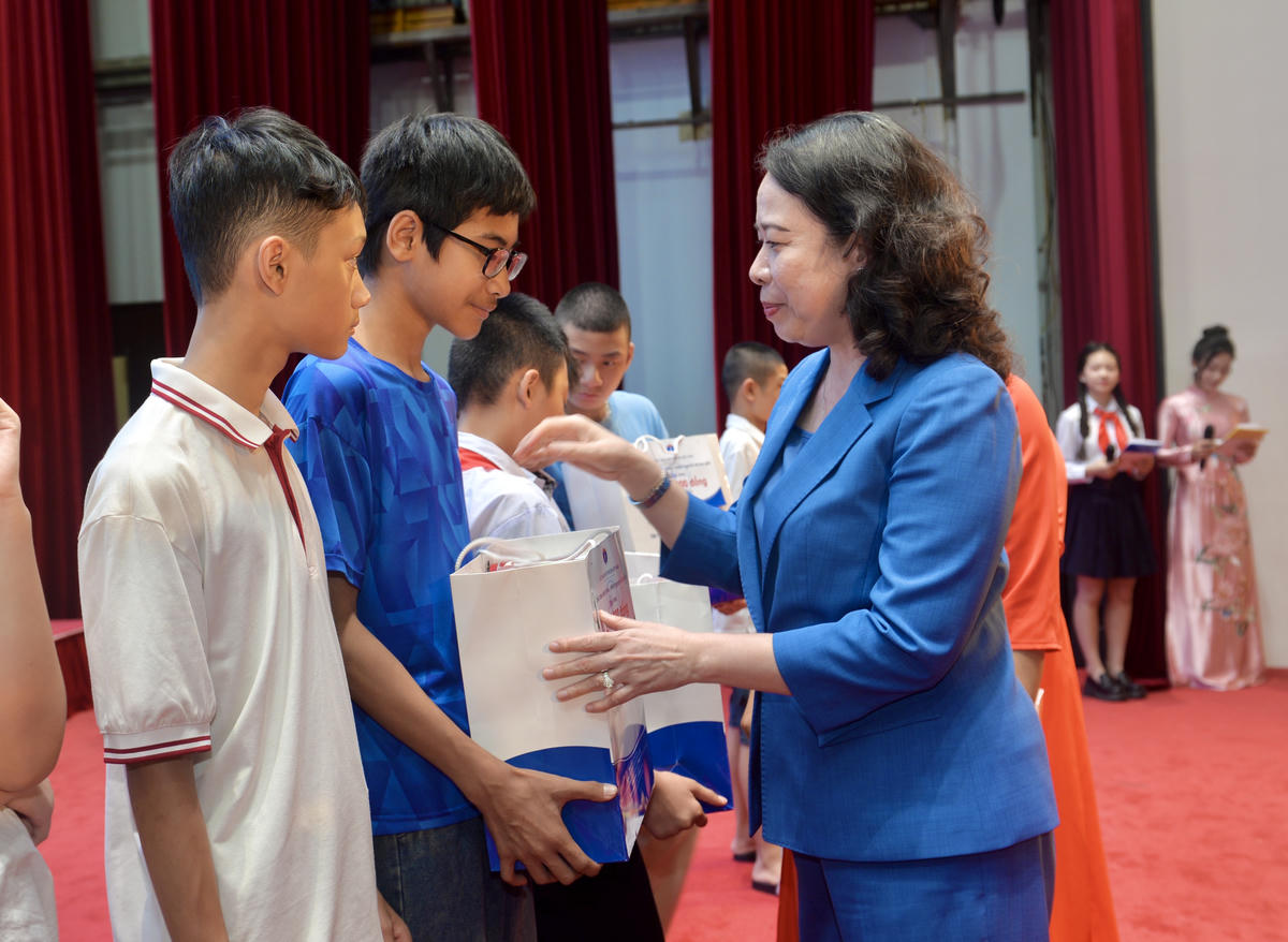 Phó Chủ tịch nước Võ Thị Ánh Xuân trao quà cho trẻ em có hoàn cảnh đặc biệt.