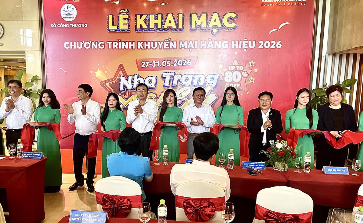 Các đại biểu cắt băng khai mạc khuyến mãi hàng hiệu - Nha Trang Mega Sale hè 2026.