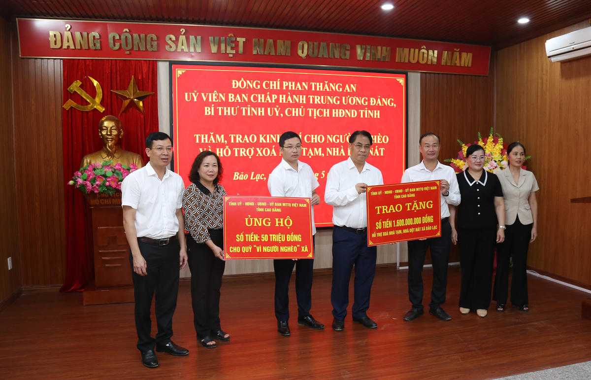 Lãnh đạo tỉnh Cao Bằng trao tặng kinh phí ủng hộ để xã Bảo Lạc chăm lo cho các hoàn cảnh khó khăn. Ảnh: Hân Nguyễn.