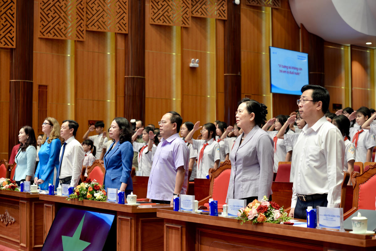 Bí thư Trung ương Đảng, Phó Chủ tịch nước&nbsp;Võ Thị Ánh Xuân; Ủy viên Trung ương Đảng, Phó Chủ tịch UBTƯ MTTQ Việt Nam, Chủ tịch Hội LHPN Việt Nam Lê Thị Thủy;&nbsp;Phó Chủ tịch UBTƯ MTTQ Việt Nam Cao Xuân Thạo cùng các đại biểu thực hiện nghi thức chào cờ.