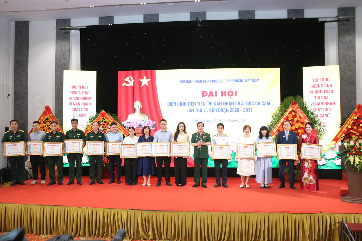 Trung tướng Nguyễn Hữu Chính trao tặng Bằng khen cho các tập thể, cá nhân. Ảnh: Tiến Đạt.