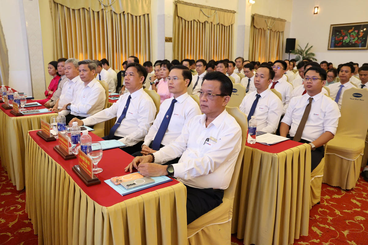 Ông Ngô Tấn Cư - Tổng giám đốc EVNCPC (người thứ nhất hàng đầu tiên tính từ phải qua) tại buổi lễ trao giải. Ảnh: Nguyễn Tú.