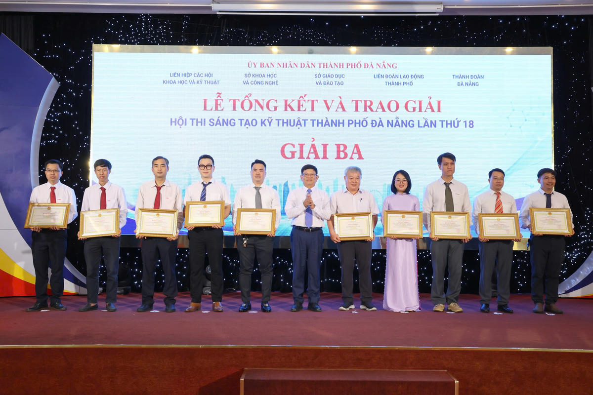 Các đơn vị của EVNCPC có 4 giải pháp đoạt giải Ba. Ảnh: Nguyễn Tú.