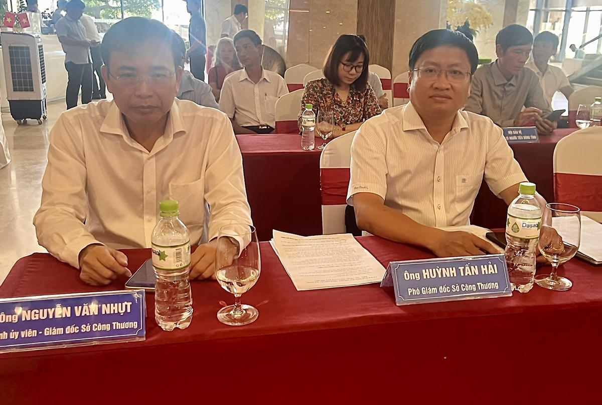 Các đại biểu tham dự khai mạc.