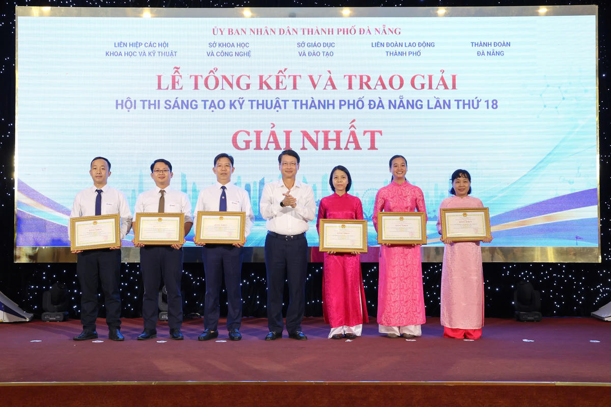 Giải pháp “Thiết bị giám sát điều khiển điện mặt trời NEXATUS” của EVNCPC đạt giải Nhất cấp thành phố, đồng thời đạt giải Khuyến khích tại Hội thi Sáng tạo kỹ thuật toàn quốc. Ảnh: Nguyễn Tú.
