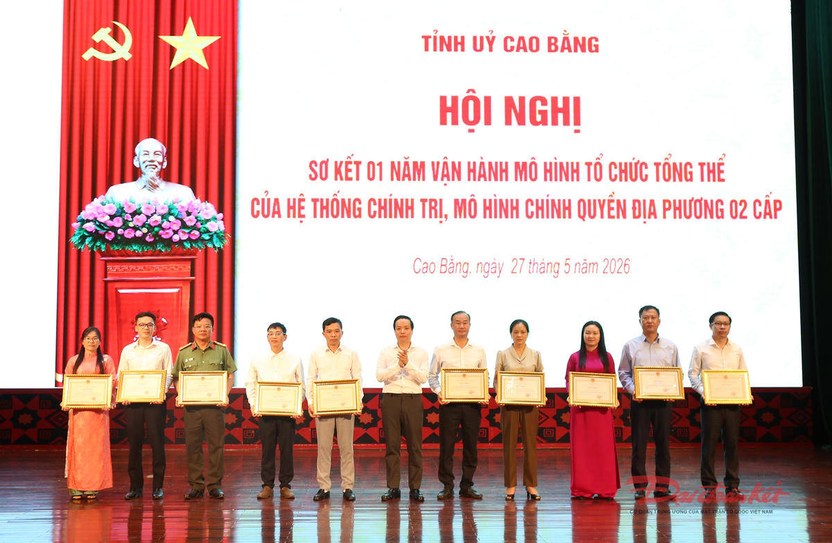 Ông Lê Hải Hòa - Chủ tịch UBND tỉnh Cao Bằng tặng bằng khen cho một số tập thể và cá nhân có thành tích xuất sắc trong công tác vận hành mô hình chính quyền địa phương hai cấp. Ảnh: Hân Nguyễn.