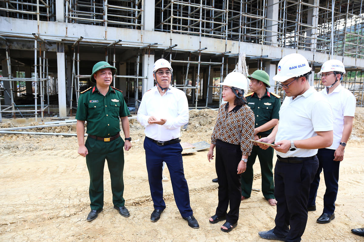 Bí thư Tỉnh ủy Cao Bằng Phan Thăng An thăm, động viên nhà thầu thi công công trình Trung tâm Y tế xã Bảo Lạc. Ảnh: Hân Nguyễn.