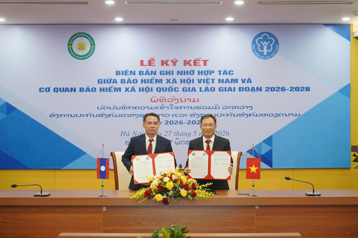 Giám đốc BHXH Việt Nam và Tổng Giám đốc Cơ quan Bảo hiểm xã hội quốc gia Lào ký kết hợp tác về bảo hiểm xã hội giai đoạn 2026 - 2028. Ảnh: Ngọc Yến.