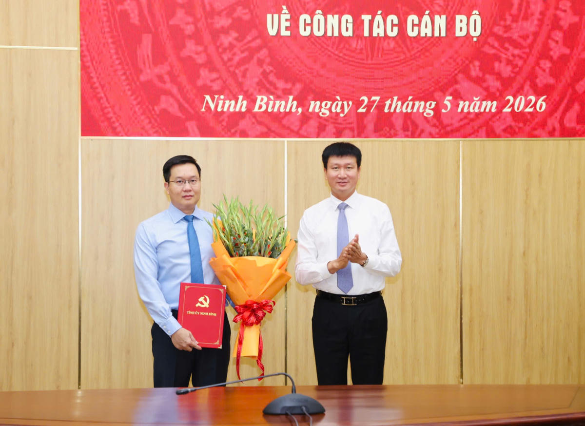 Bí thư Tỉnh ủy Trần Huy Tuấn tặng hoa, trao quyết định cho Phó Bí thư Thường trực Tỉnh ủy Trần Đăng Quỳnh. Ảnh: Đức Lam