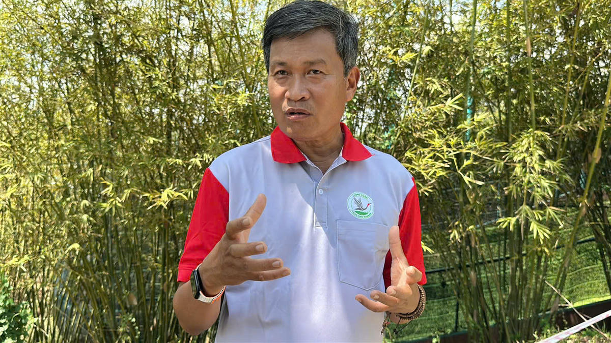 Tiến sĩ Trần Triết đang trao đổi với phóng viên Đại Đoàn Kết. (Ảnh: Trung Ngãi).