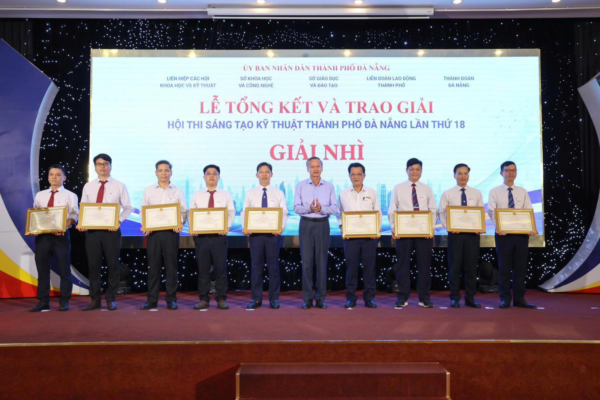 Công trình “Nghiên cứu chế tạo bộ giám sát và cảnh báo online phía hạ áp các trạm biến áp phân phối” của tác giả Ngô Tấn Cư (thứ tư từ phải qua) và cộng sự EVNCPC đoạt giải Nhì cấp thành phố, giải Nhì Giải thưởng Sáng tạo Khoa học và Công nghệ Việt Nam năm 2025 cấp quốc gia. Ảnh: Nguyễn Tú.