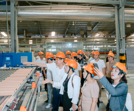 Nhà phân phối, đại lý và ban lãnh đạo tham quan thực tế dây chuyền sản xuất ngói tráng men hiện đại tại nhà máy Viglacera Eurotile