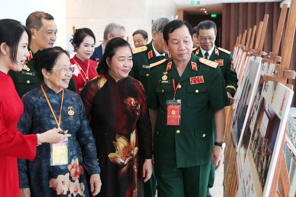 Chủ tịch UBTƯ MTTQ Việt Nam Bùi Thị Minh Hoài và các đại biểu tham quan triển lãm ảnh trưng bày tại Đại hội. Ảnh: Tiến Đạt.