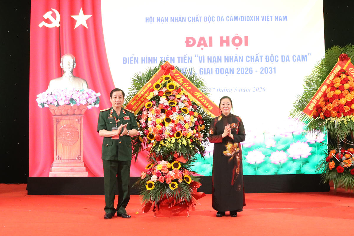 Chủ tịch Bùi Thị Minh Hoài tặng hoa chúc mừng Đại hội. Ảnh: Tiến Đạt.