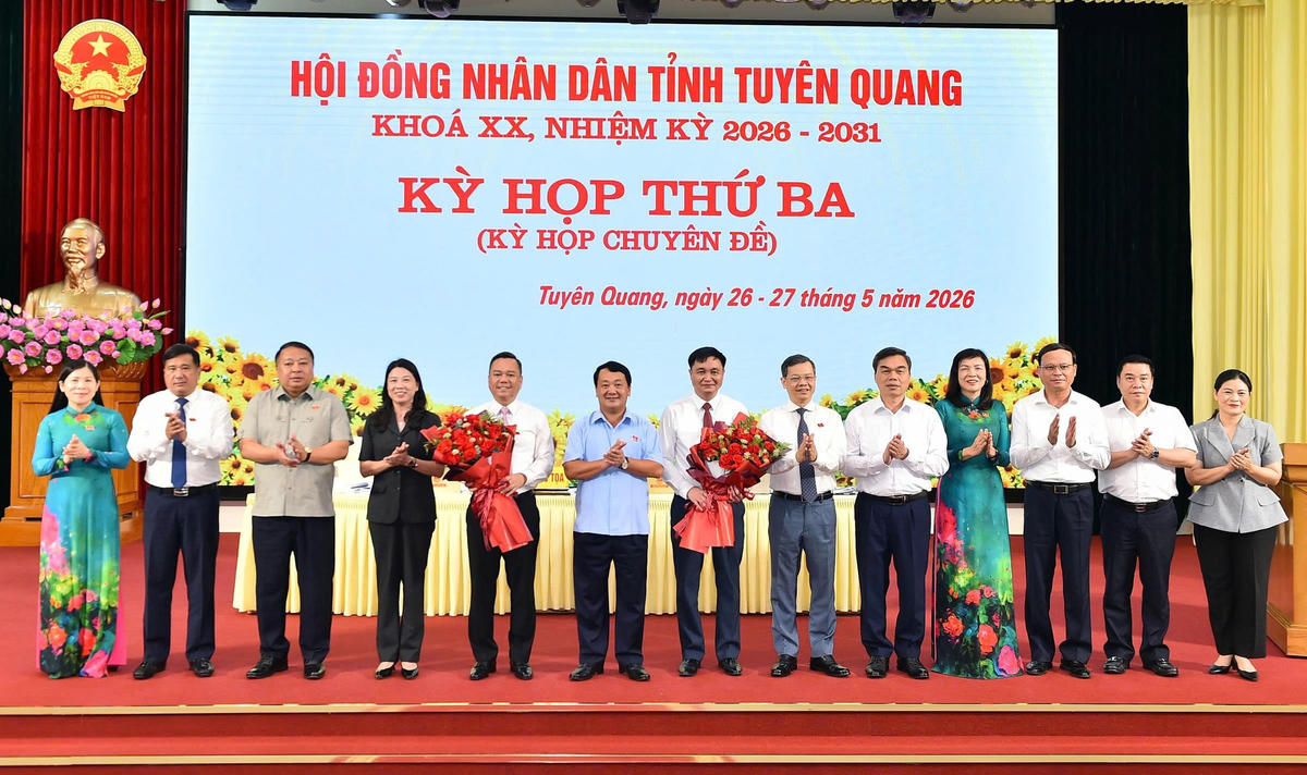 Thường trực Tỉnh ủy, HĐND, UBND tỉnh Tuyên Quang tặng hoa chúc mừng ông Đỗ Anh Tuấn và Đỗ Hùng Đức.