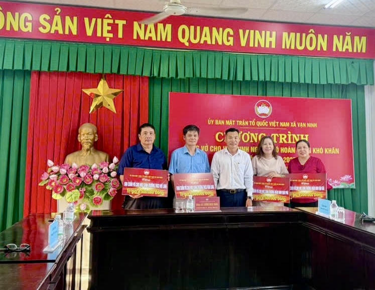 Công ty DT hỗ trợ sách vở xe đạp cho các cháu có hoàn cảnh khó khăn trên địa bàn tỉnh Khánh Hòa (ảnh Thùy Trang)