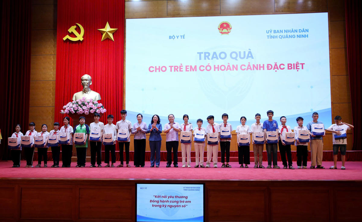 Phó Chủ tịch nước Võ Thị Ánh Xuân; Phó Chủ tịch UBTƯ MTTQ Việt Nam, Chủ tịch Hội LHPN Việt Nam Lê Thị Thủy và Bí thư Tỉnh ủy Quảng Ninh Quản Minh Cường trao quà cho trẻ em có hoàn cảnh đặc biệt.