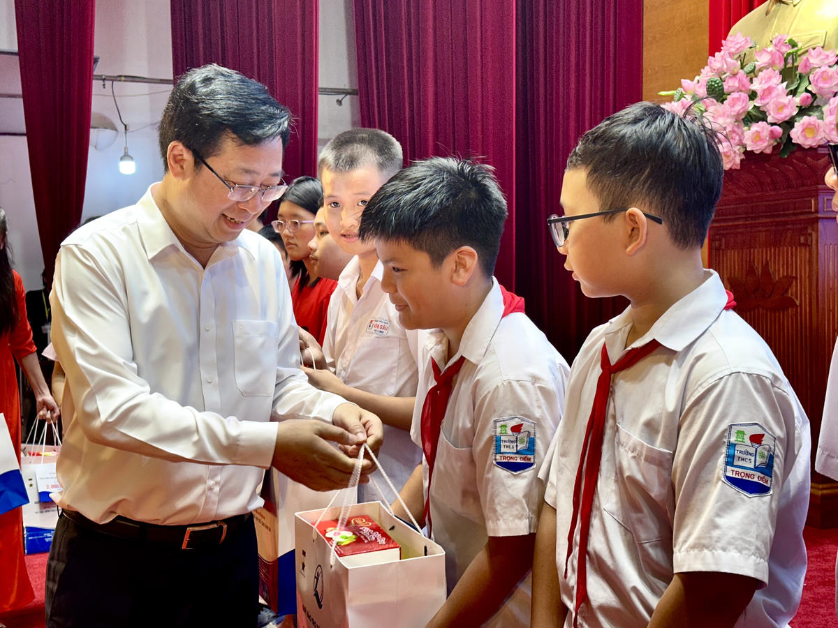 Phó Chủ tịch UBTƯ MTTQ Việt Nam Cao Xuân Thạo&nbsp;trao quà cho trẻ em có hoàn cảnh đặc biệt.