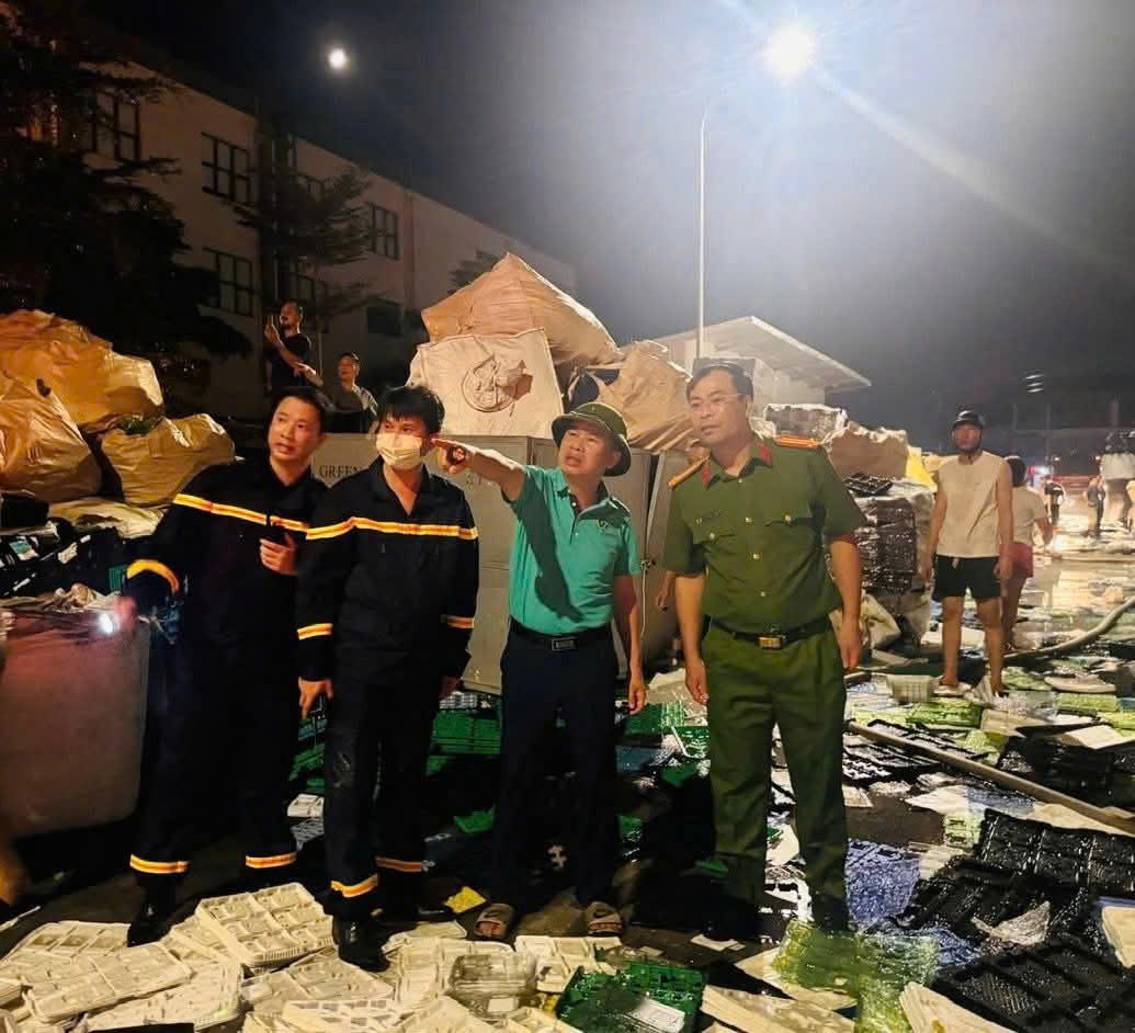 Ngay khi vụ cháy xảy ra, lãnh đạo Công an tỉnh Phú Thọ đã có mặt tại hiện trường để chỉ đạo. Ảnh: CACC.