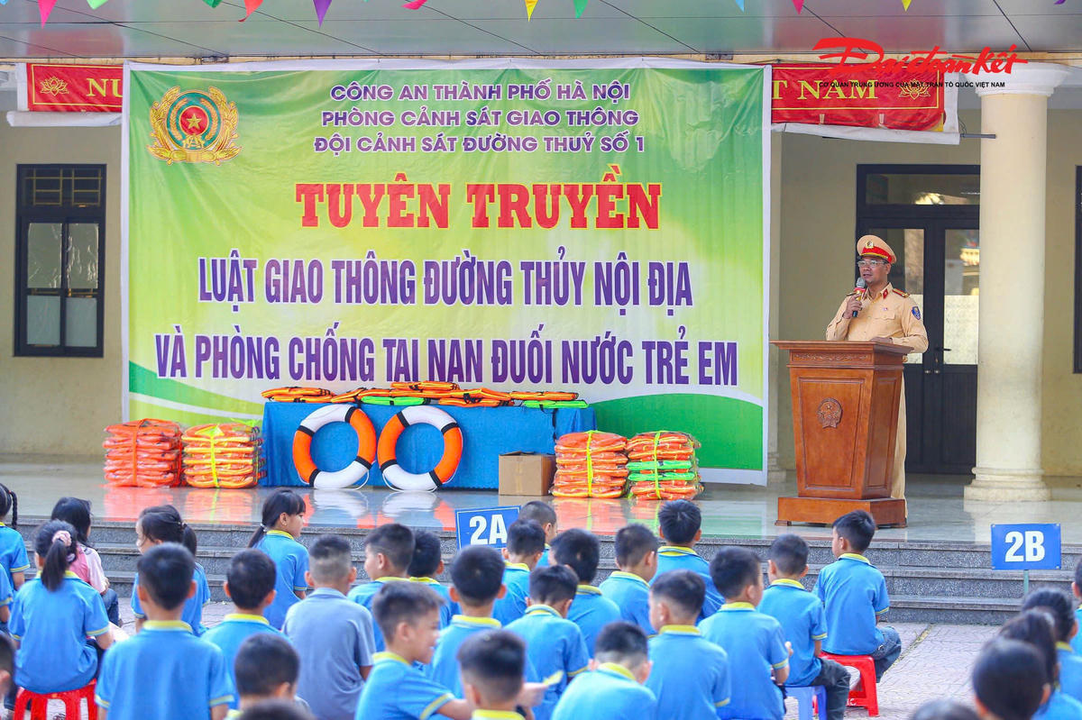 Cảnh sát giao thông tuyên truyền kỹ năng phòng chống đuối nước cho học sinh xã đảo Minh Châu