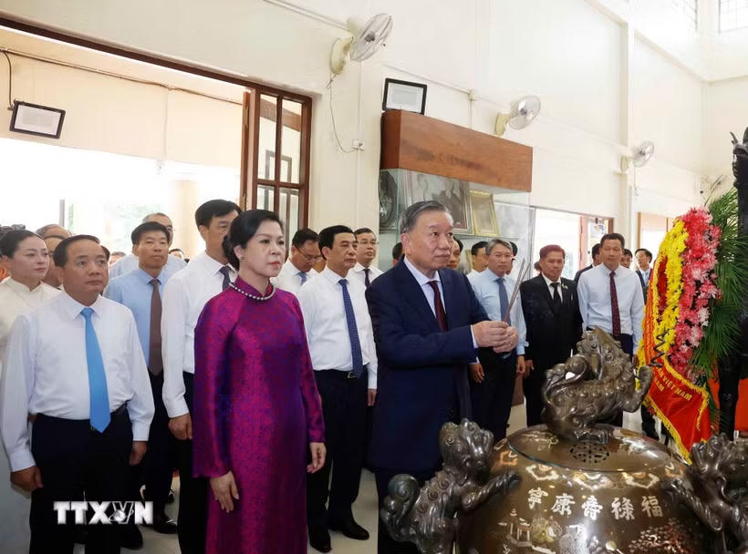 Tổng Bí thư, Chủ tịch nước dâng hương tưởng niệm Chủ tịch Hồ Chí Minh tại Thái Lan