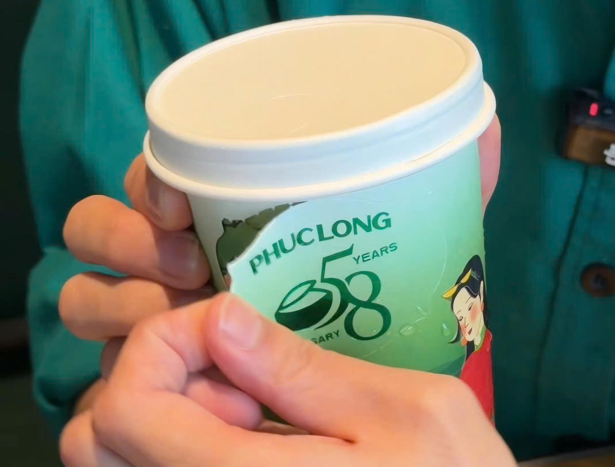 Khách hàng tham gia "Xé ly rinh quà"