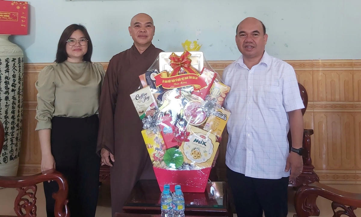 Phó Chủ tịch Ủy ban MTTQ Việt Nam tỉnh Gia Lai Siu Trung đã đến thăm các vị chức sắc trên sắc trên địa bàn tỉnh. Ảnh: MT.