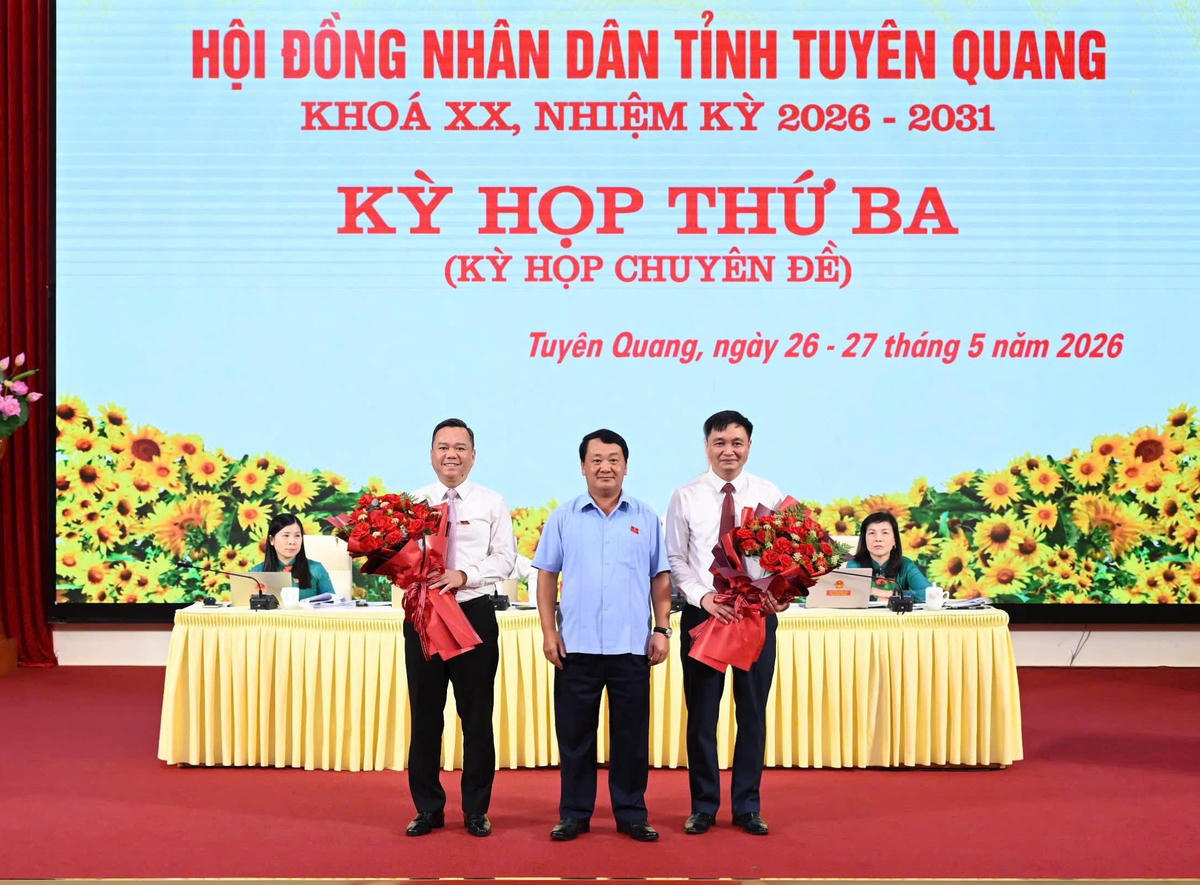 Bí thư Tỉnh ủy Tuyên Quang Hầu A Lềnh tặng hoa chúc mừng các ông Đỗ Anh Tuấn và Đỗ Hùng Đức.