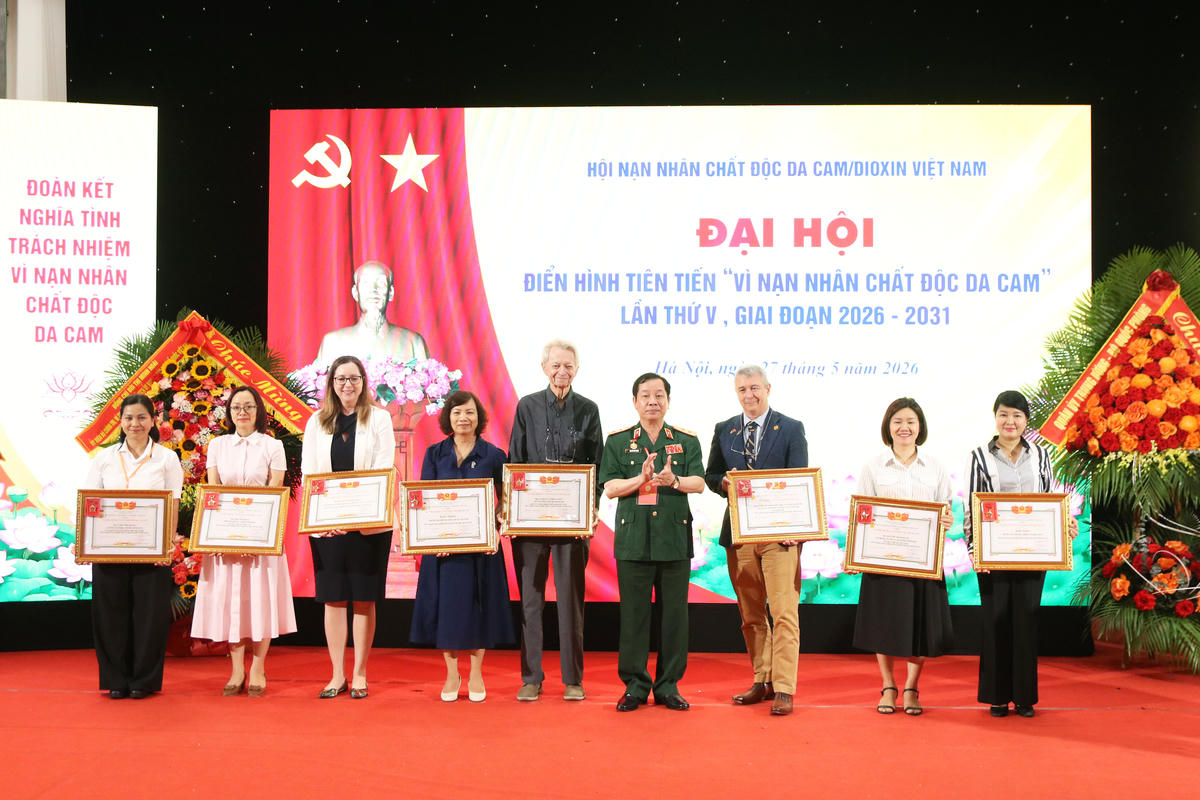 Trung tướng Nguyễn Hữu Chính trao tặng Kỷ niệm chương cho các tập thể, cá nhân. Ảnh: Tiến Đạt.
