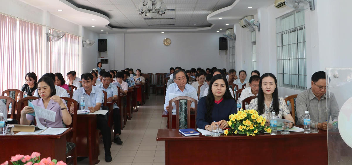 Các đại biểu tham dự hội nghị.