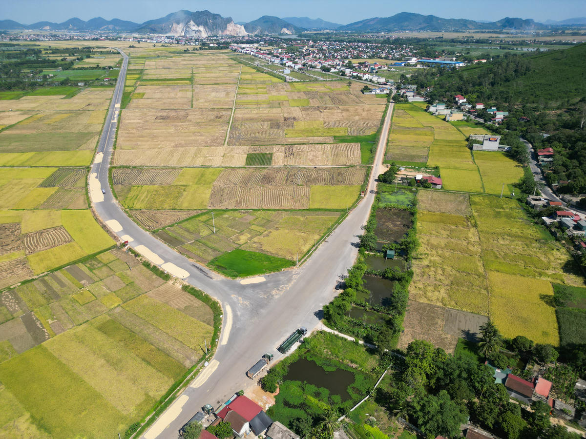 Những ngày cuối tháng 5, tuyến đường kết nối trung tâm đô thị Bồng với quốc lộ 217 đã hiện rõ diện mạo mới sau gần 4 năm triển khai. Các hạng mục chính của dự án đã cơ bản hoàn thành. Trên toàn tuyến, mặt đường rộng 4 làn xe đã được thảm nhựa đồng bộ... Ảnh: Đình Minh