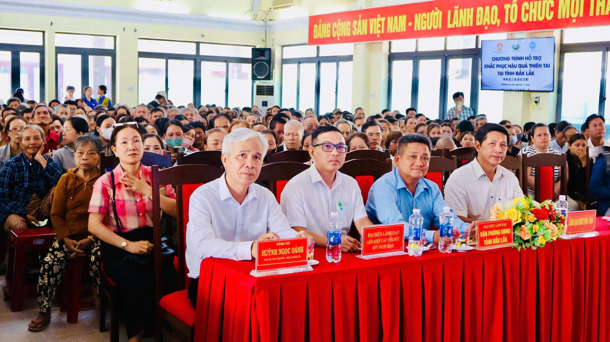 Các đại biểu và bà con về dự buổi trao quà hỗ trợ. Ảnh: MT.