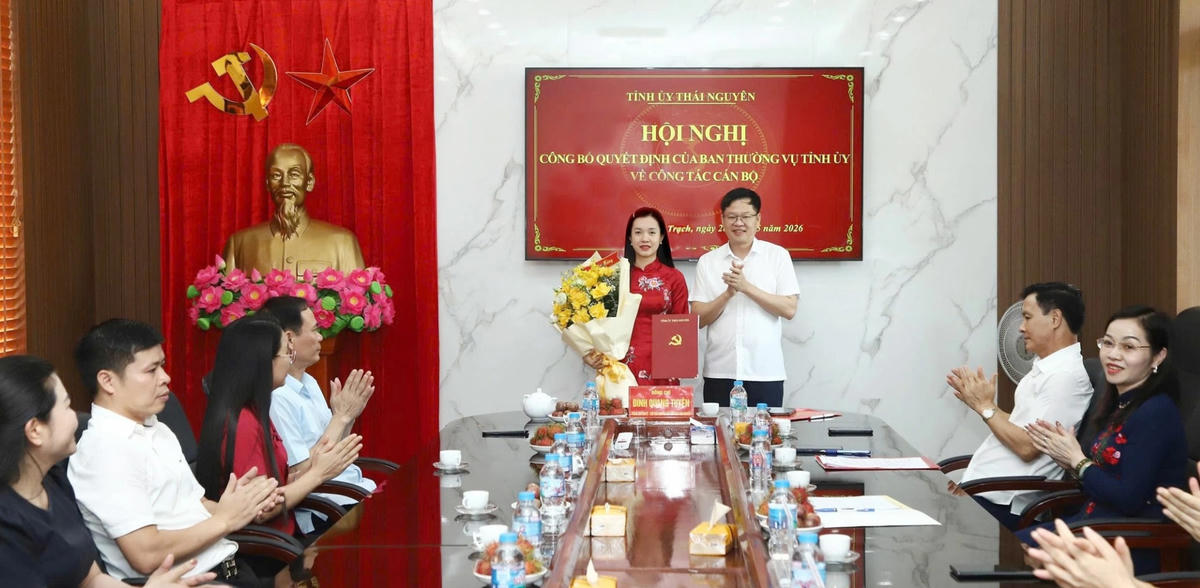 Chủ tịch Ủy ban MTTQ Việt Nam tỉnh Đinh Quang Tuyên tặng hoa cho bà Hoàng Hải Hà. Ảnh: Báo Thái Nguyên.